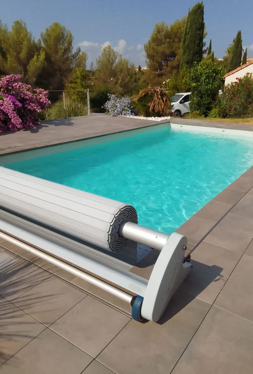 Réalisation MA Piscine Associés dans l'Hérault — Installation d'un volet roulant électrique de piscine
