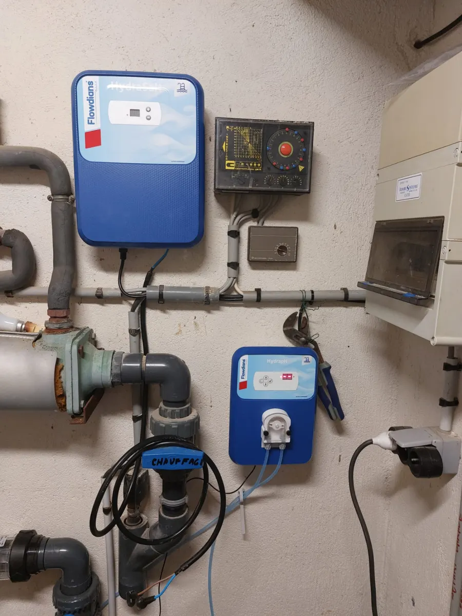 Électrolyseur au sel Flowdians HydraSalt et régulateur de pH Flowdians HydrapH installés au mur