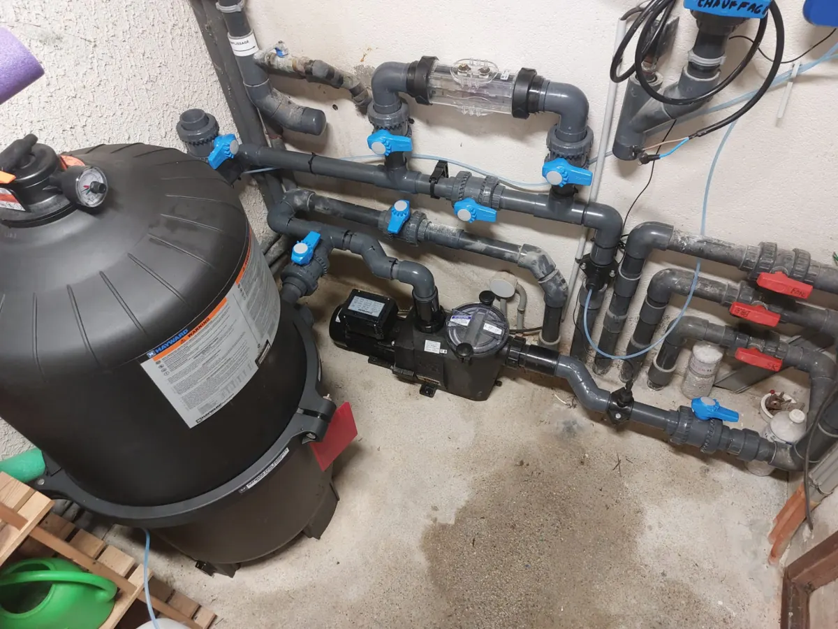 Filtre à cartouche Hayward, pompe de filtration et tuyauterie PVC avec vannes